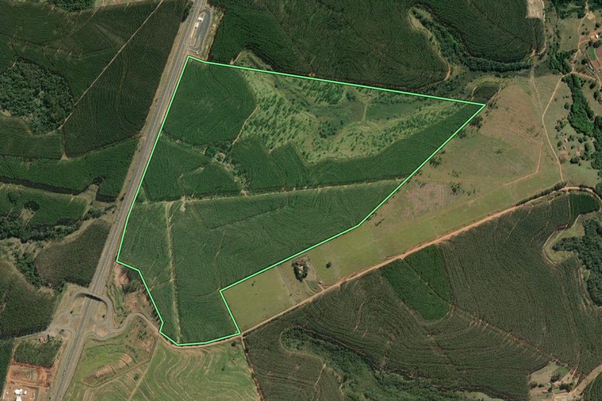 Imagem de satélite do imóvel rural em Paulistânia (SP), com o contorno declarado no CAR desenhado por cima.