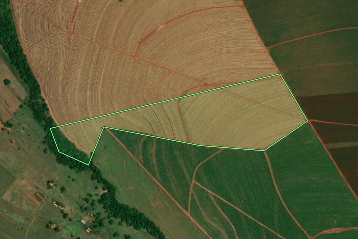 Imagem de satélite do imóvel rural em Pederneiras (SP), com o contorno declarado no CAR desenhado por cima.