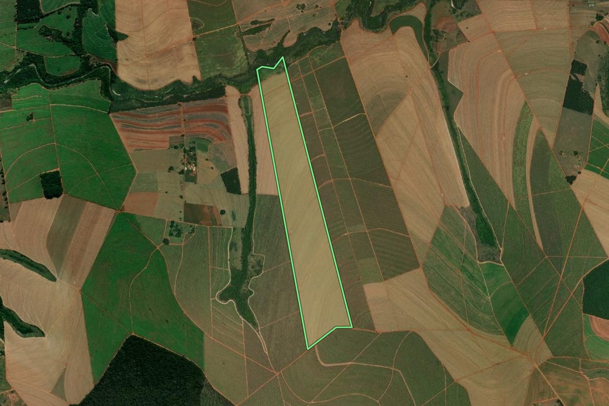 Imagem de satélite do imóvel rural em Pederneiras (SP), com o contorno declarado no CAR desenhado por cima.