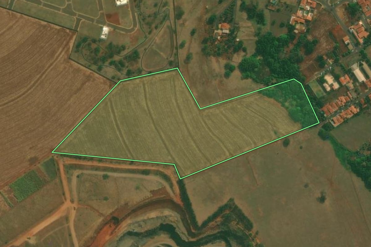 Imagem de satélite do imóvel rural em Pederneiras (SP), com o contorno declarado no CAR desenhado por cima.