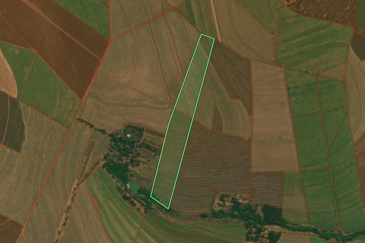 Imagem de satélite do imóvel rural em Pederneiras (SP), com o contorno declarado no CAR desenhado por cima.