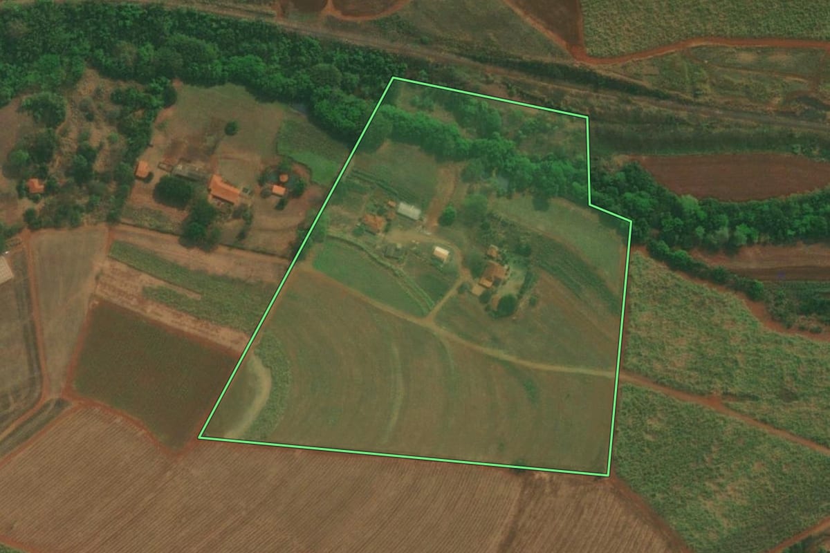 Imagem de satélite do imóvel rural em Pederneiras (SP), com o contorno declarado no CAR desenhado por cima.