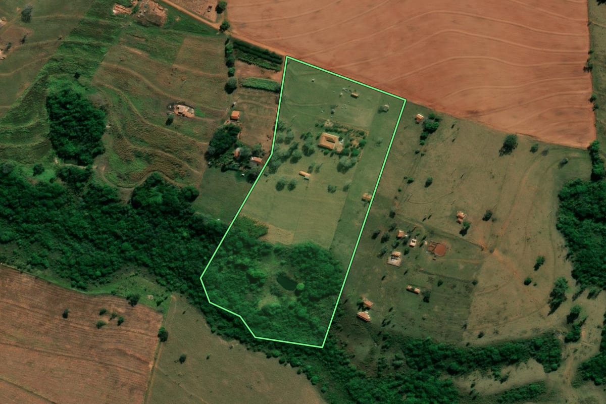 Imagem de satélite do imóvel rural em Pederneiras (SP), com o contorno declarado no CAR desenhado por cima.