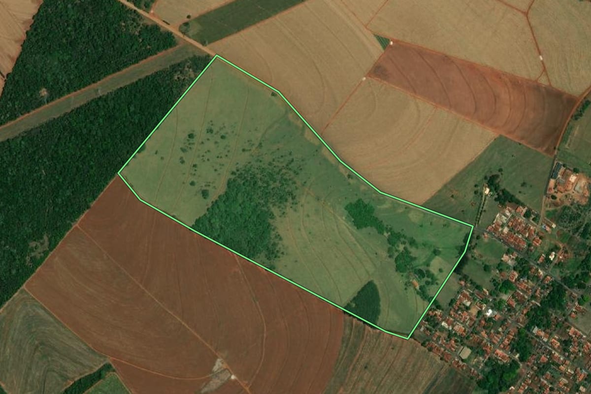 Imagem de satélite do imóvel rural em Pederneiras (SP), com o contorno declarado no CAR desenhado por cima.