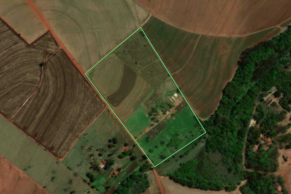 Imagem de satélite do imóvel rural em Pederneiras (SP), com o contorno declarado no CAR desenhado por cima.