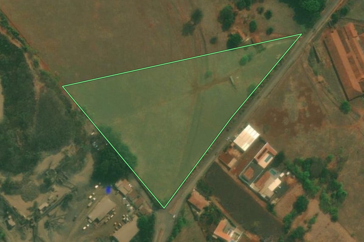 Imagem de satélite do imóvel rural em Pederneiras (SP), com o contorno declarado no CAR desenhado por cima.