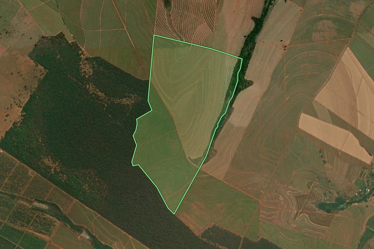 Imagem de satélite do imóvel rural em Pederneiras (SP), com o contorno declarado no CAR desenhado por cima.
