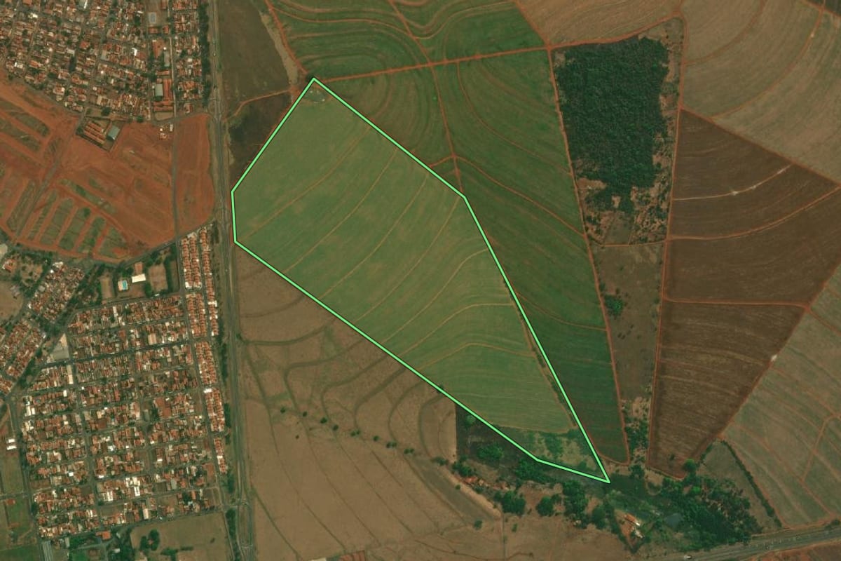 Imagem de satélite do imóvel rural em Pederneiras (SP), com o contorno declarado no CAR desenhado por cima.