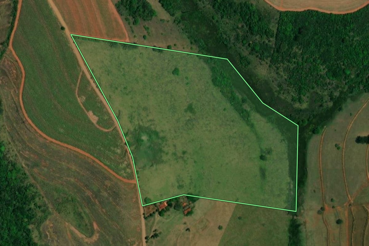 Imagem de satélite do imóvel rural em Pederneiras (SP), com o contorno declarado no CAR desenhado por cima.