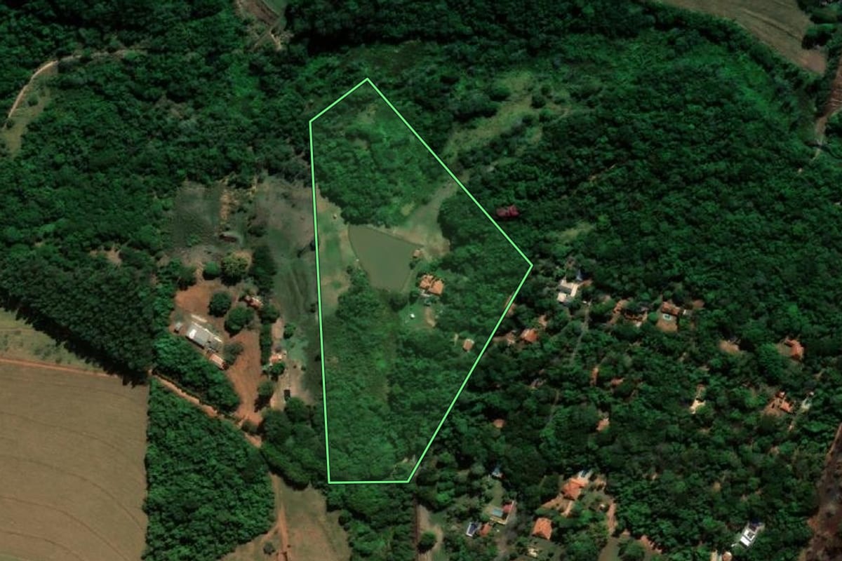 Imagem de satélite do imóvel rural em Pederneiras (SP), com o contorno declarado no CAR desenhado por cima.
