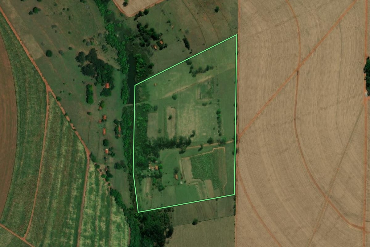 Imagem de satélite do imóvel rural em Pederneiras (SP), com o contorno declarado no CAR desenhado por cima.
