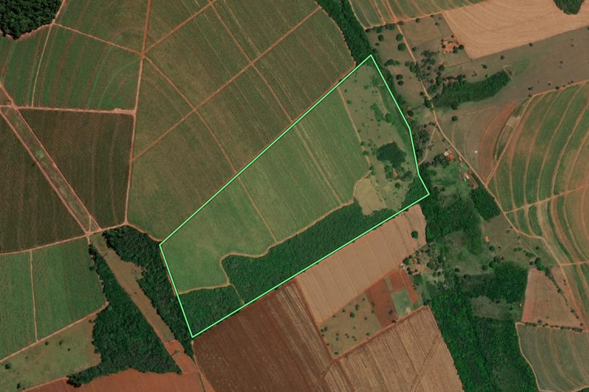 Imagem de satélite do imóvel rural em Pederneiras (SP), com o contorno declarado no CAR desenhado por cima.