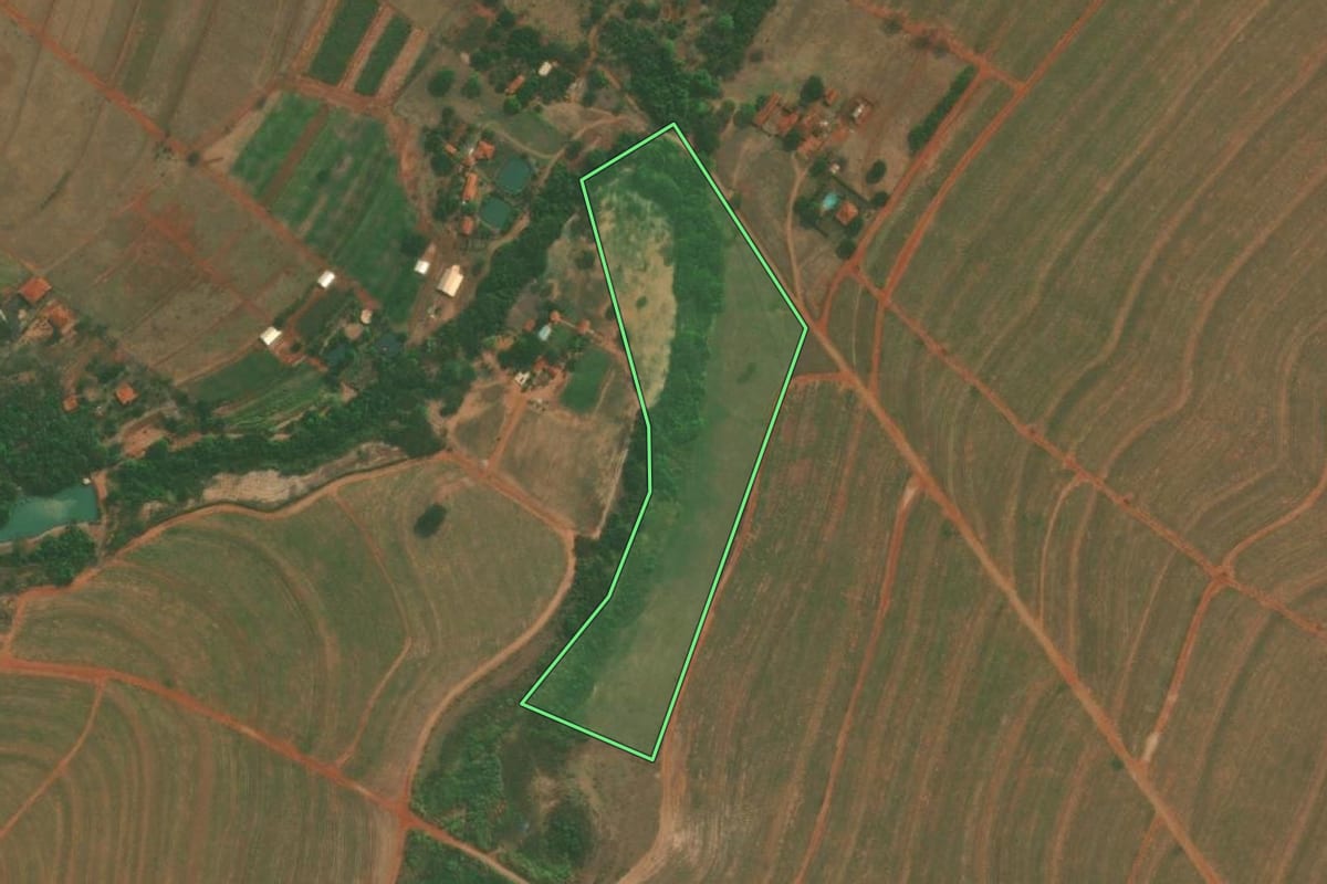 Imagem de satélite do imóvel rural em Pederneiras (SP), com o contorno declarado no CAR desenhado por cima.