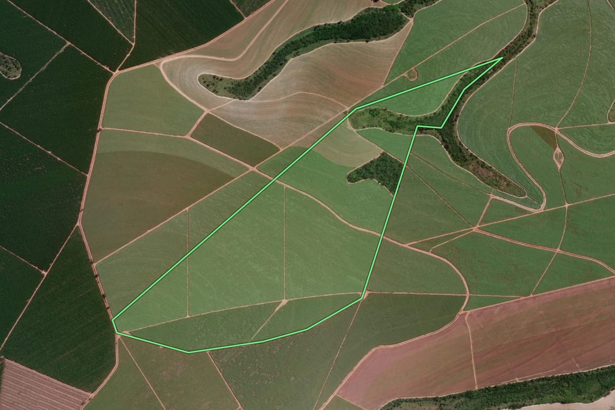 Imagem de satélite do imóvel rural em Pederneiras (SP), com o contorno declarado no CAR desenhado por cima.