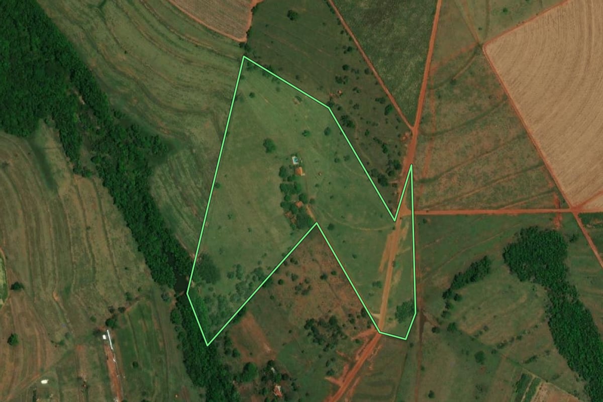 Imagem de satélite do imóvel rural em Pederneiras (SP), com o contorno declarado no CAR desenhado por cima.