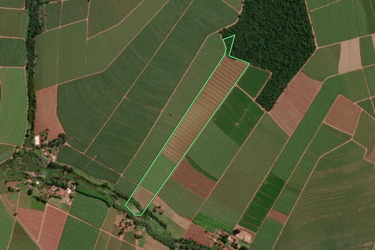 Imagem de satélite do imóvel rural em Pederneiras (SP), com o contorno declarado no CAR desenhado por cima.