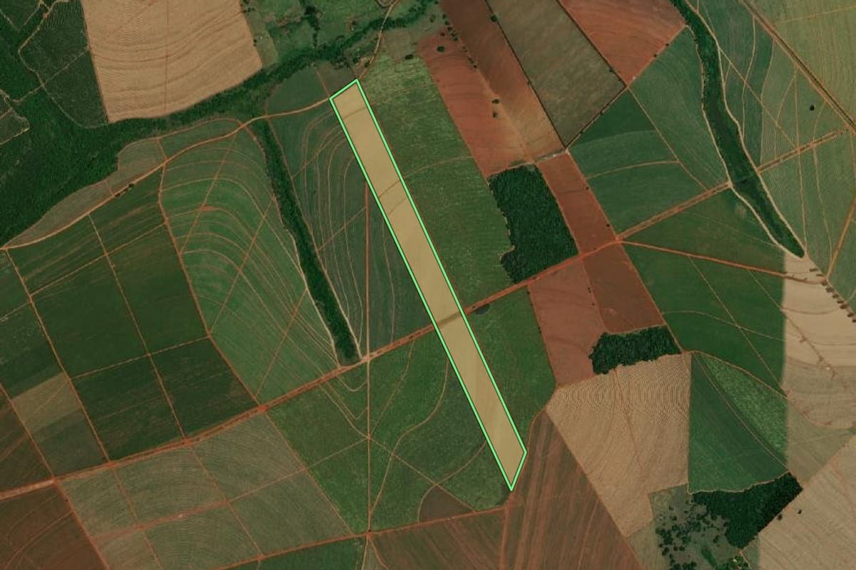 Imagem de satélite do imóvel rural em Pederneiras (SP), com o contorno declarado no CAR desenhado por cima.