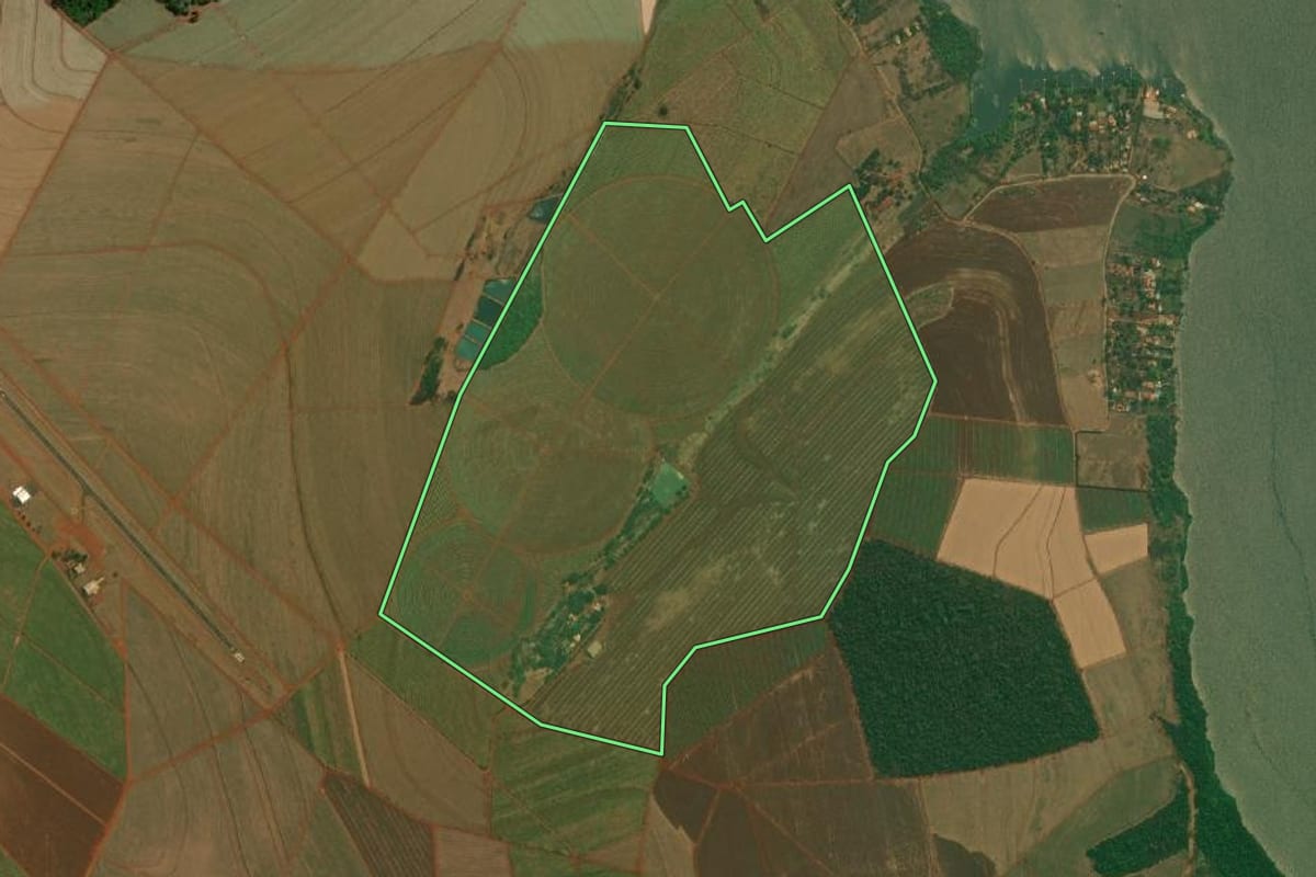 Imagem de satélite do imóvel rural em Pederneiras (SP), com o contorno declarado no CAR desenhado por cima.