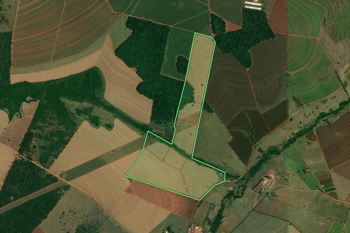 Imagem de satélite do imóvel rural em Pederneiras (SP), com o contorno declarado no CAR desenhado por cima.