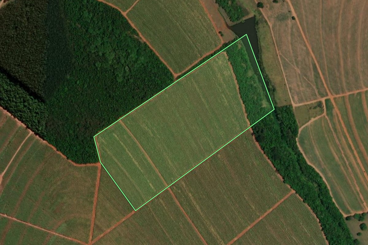 Imagem de satélite do imóvel rural em Pederneiras (SP), com o contorno declarado no CAR desenhado por cima.