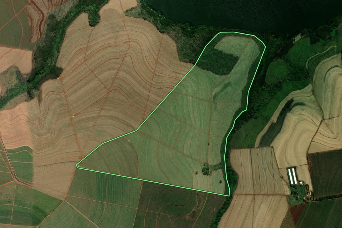 Imagem de satélite do imóvel rural em Pederneiras (SP), com o contorno declarado no CAR desenhado por cima.