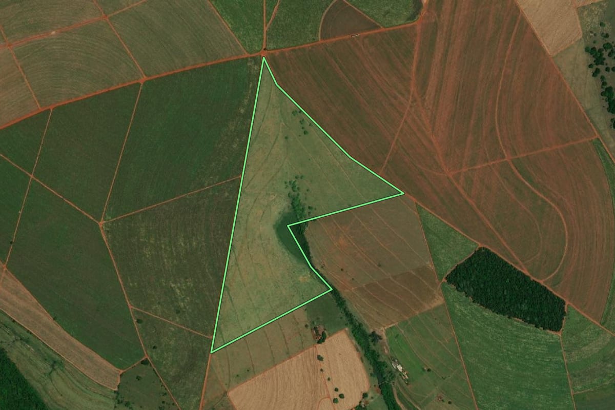 Imagem de satélite do imóvel rural em Pederneiras (SP), com o contorno declarado no CAR desenhado por cima.