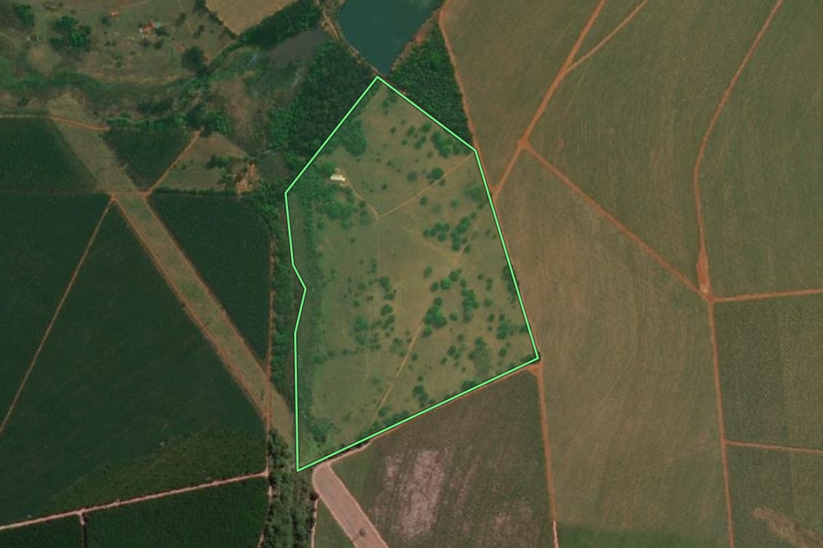 Imagem de satélite do imóvel rural em Pederneiras (SP), com o contorno declarado no CAR desenhado por cima.