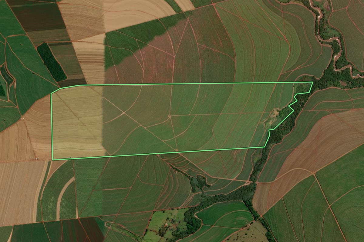 Imagem de satélite do imóvel rural em Pederneiras (SP), com o contorno declarado no CAR desenhado por cima.