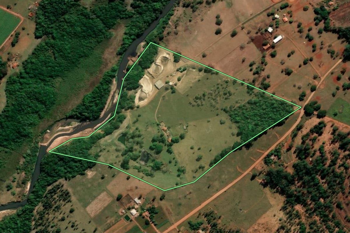 Imagem de satélite do imóvel rural em Pederneiras (SP), com o contorno declarado no CAR desenhado por cima.