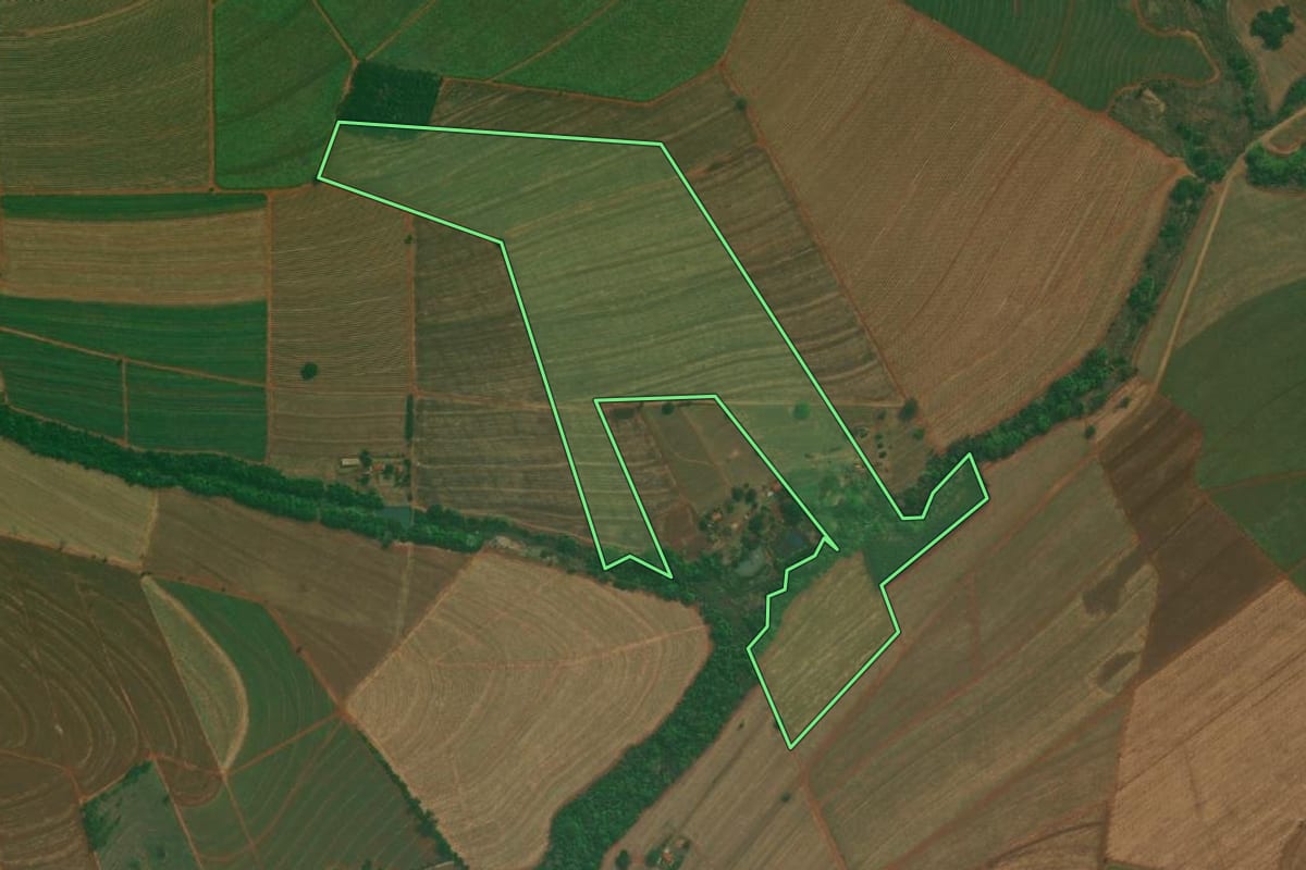 Imagem de satélite do imóvel rural em Pederneiras (SP), com o contorno declarado no CAR desenhado por cima.