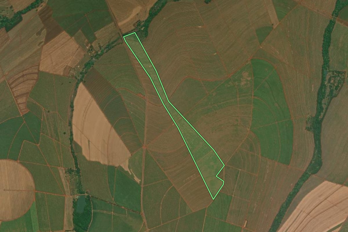 Imagem de satélite do imóvel rural em Pederneiras (SP), com o contorno declarado no CAR desenhado por cima.