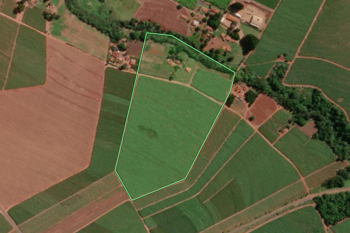 Imagem de satélite do imóvel rural em Pederneiras (SP), com o contorno declarado no CAR desenhado por cima.