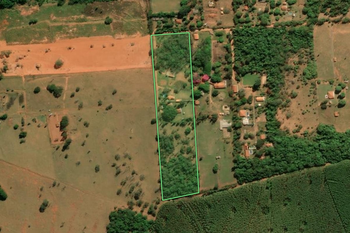 Imagem de satélite do imóvel rural em Pederneiras (SP), com o contorno declarado no CAR desenhado por cima.