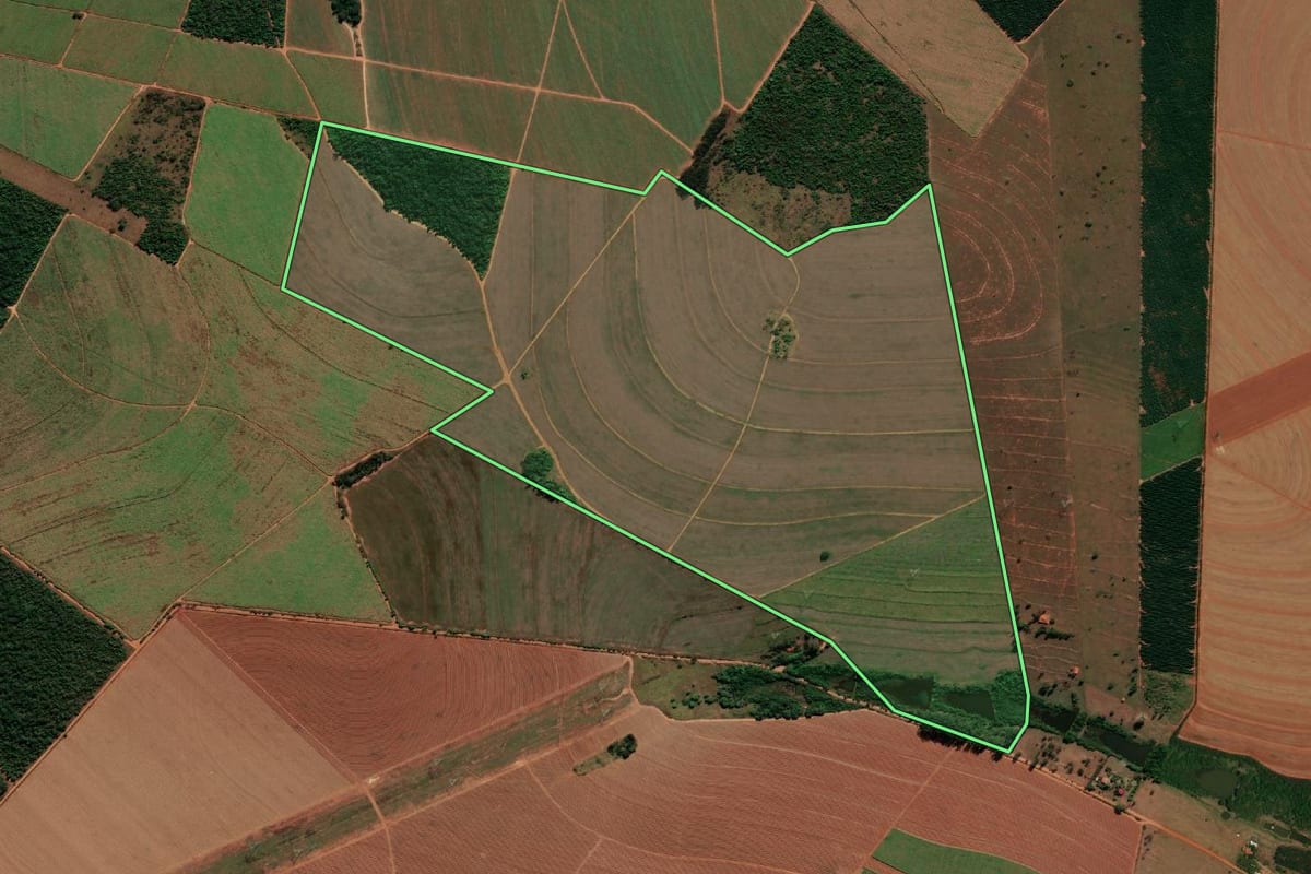 Imagem de satélite do imóvel rural em Pederneiras (SP), com o contorno declarado no CAR desenhado por cima.