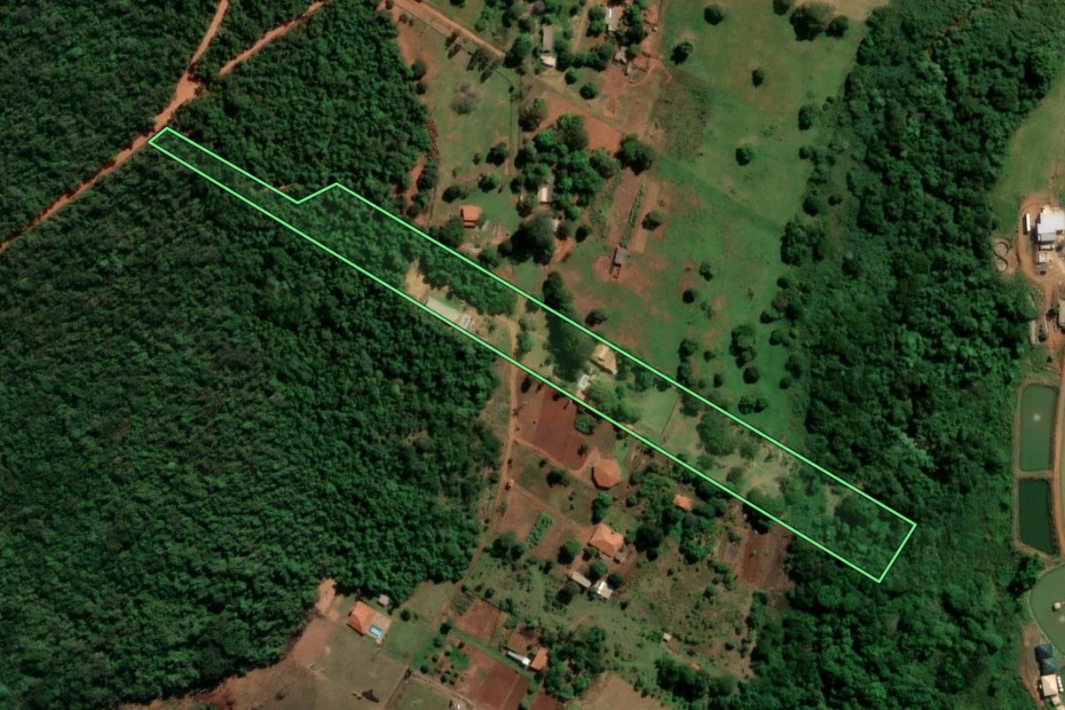 Imagem de satélite do imóvel rural em Pederneiras (SP), com o contorno declarado no CAR desenhado por cima.