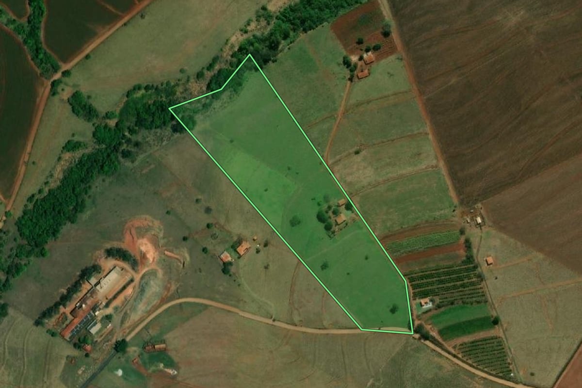 Imagem de satélite do imóvel rural em Pederneiras (SP), com o contorno declarado no CAR desenhado por cima.