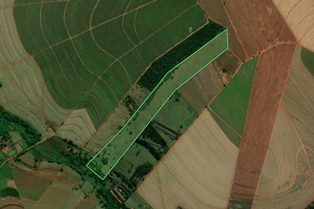 Imagem de satélite do imóvel rural em Pederneiras (SP), com o contorno declarado no CAR desenhado por cima.