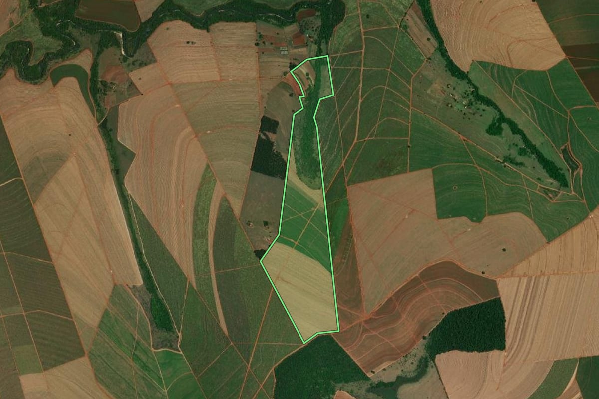 Imagem de satélite do imóvel rural em Pederneiras (SP), com o contorno declarado no CAR desenhado por cima.