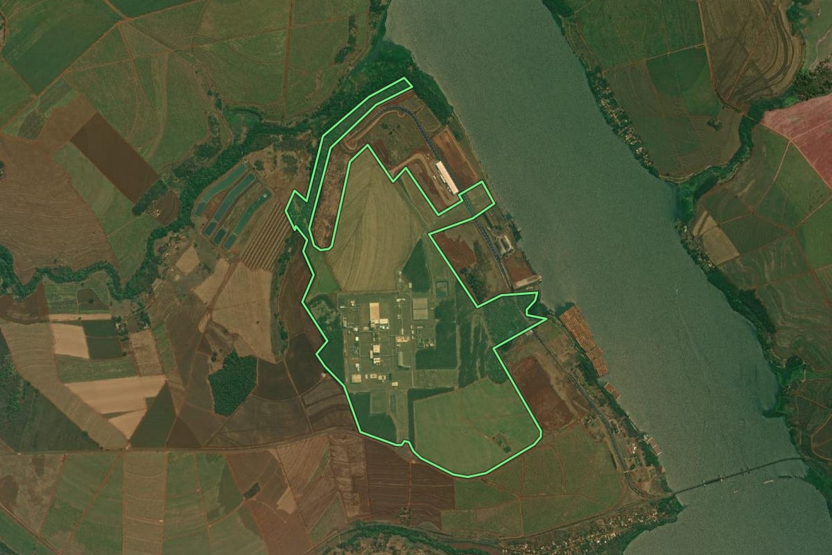Imagem de satélite do imóvel rural em Pederneiras (SP), com o contorno declarado no CAR desenhado por cima.