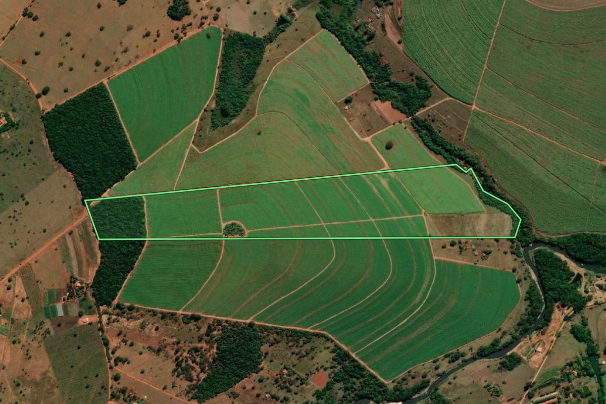 Imagem de satélite do imóvel rural em Pederneiras (SP), com o contorno declarado no CAR desenhado por cima.