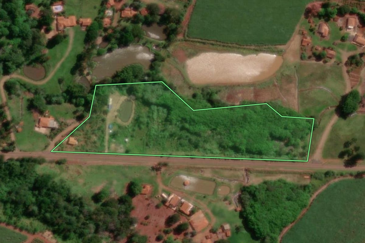 Imagem de satélite do imóvel rural em Pederneiras (SP), com o contorno declarado no CAR desenhado por cima.