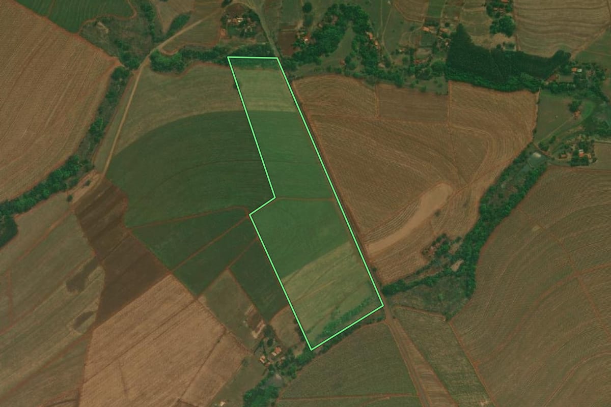 Imagem de satélite do imóvel rural em Pederneiras (SP), com o contorno declarado no CAR desenhado por cima.