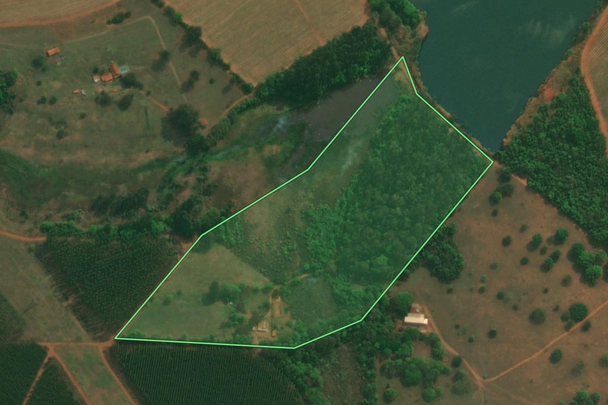 Imagem de satélite do imóvel rural em Pederneiras (SP), com o contorno declarado no CAR desenhado por cima.
