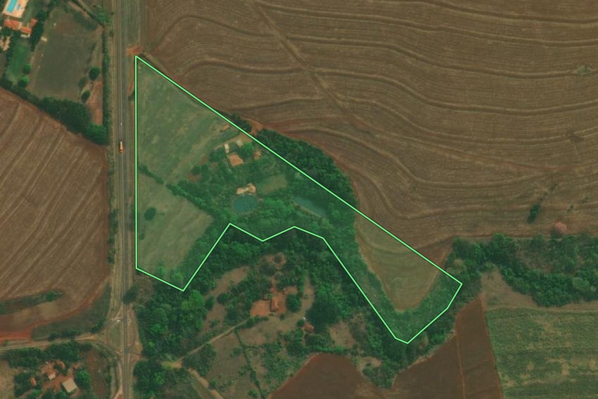 Imagem de satélite do imóvel rural em Pederneiras (SP), com o contorno declarado no CAR desenhado por cima.