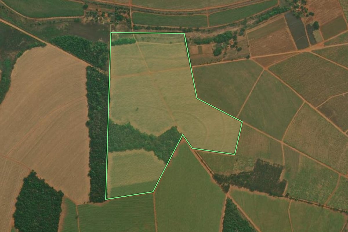 Imagem de satélite do imóvel rural em Pederneiras (SP), com o contorno declarado no CAR desenhado por cima.