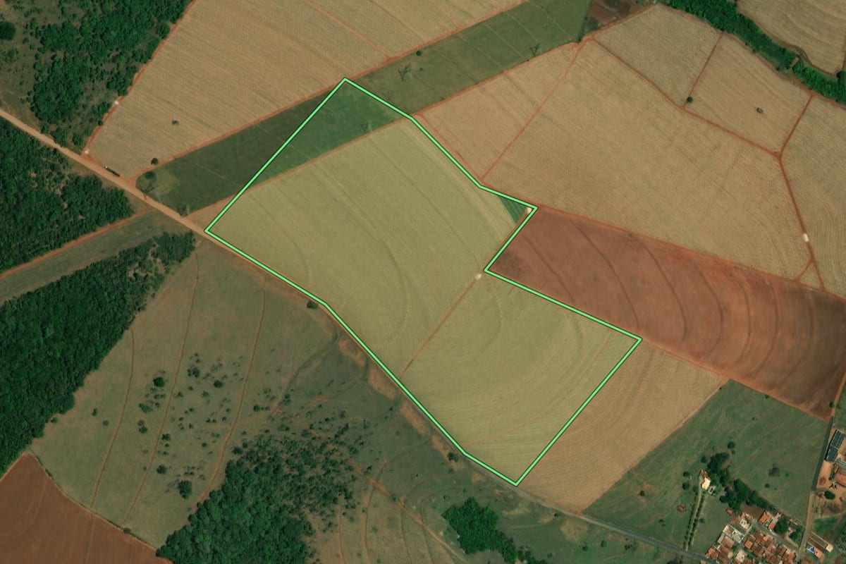 Imagem de satélite do imóvel rural em Pederneiras (SP), com o contorno declarado no CAR desenhado por cima.