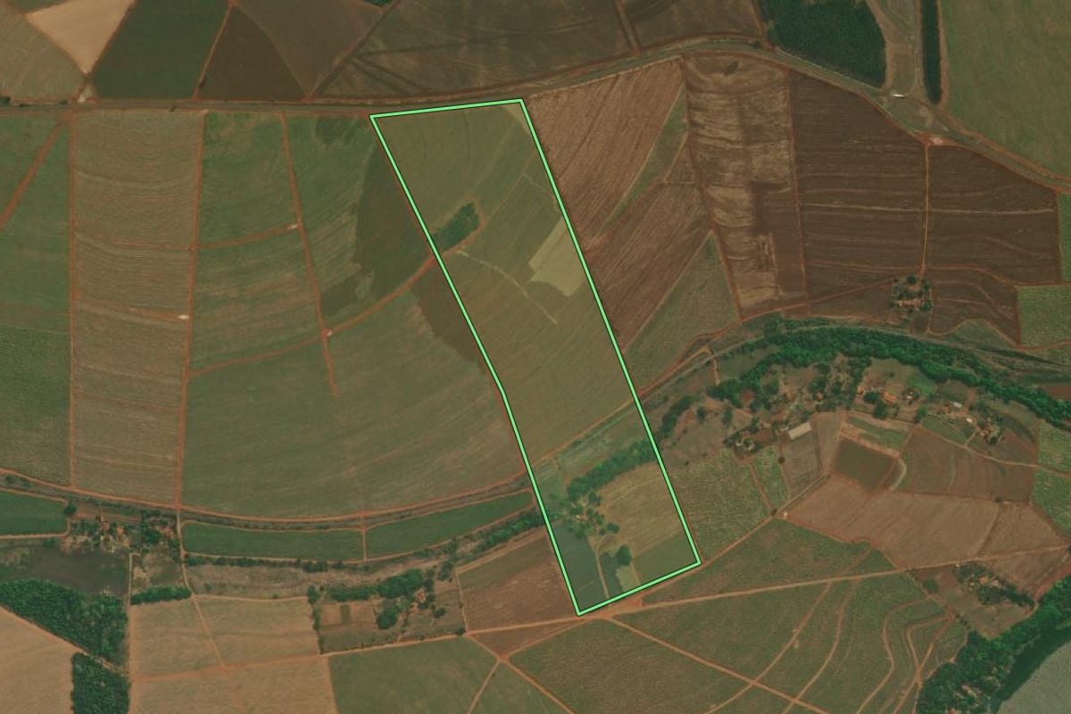 Imagem de satélite do imóvel rural em Pederneiras (SP), com o contorno declarado no CAR desenhado por cima.