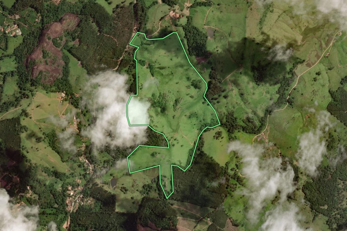 Imagem de satélite do imóvel rural em Pedra Bela (SP), com o contorno declarado no CAR desenhado por cima.