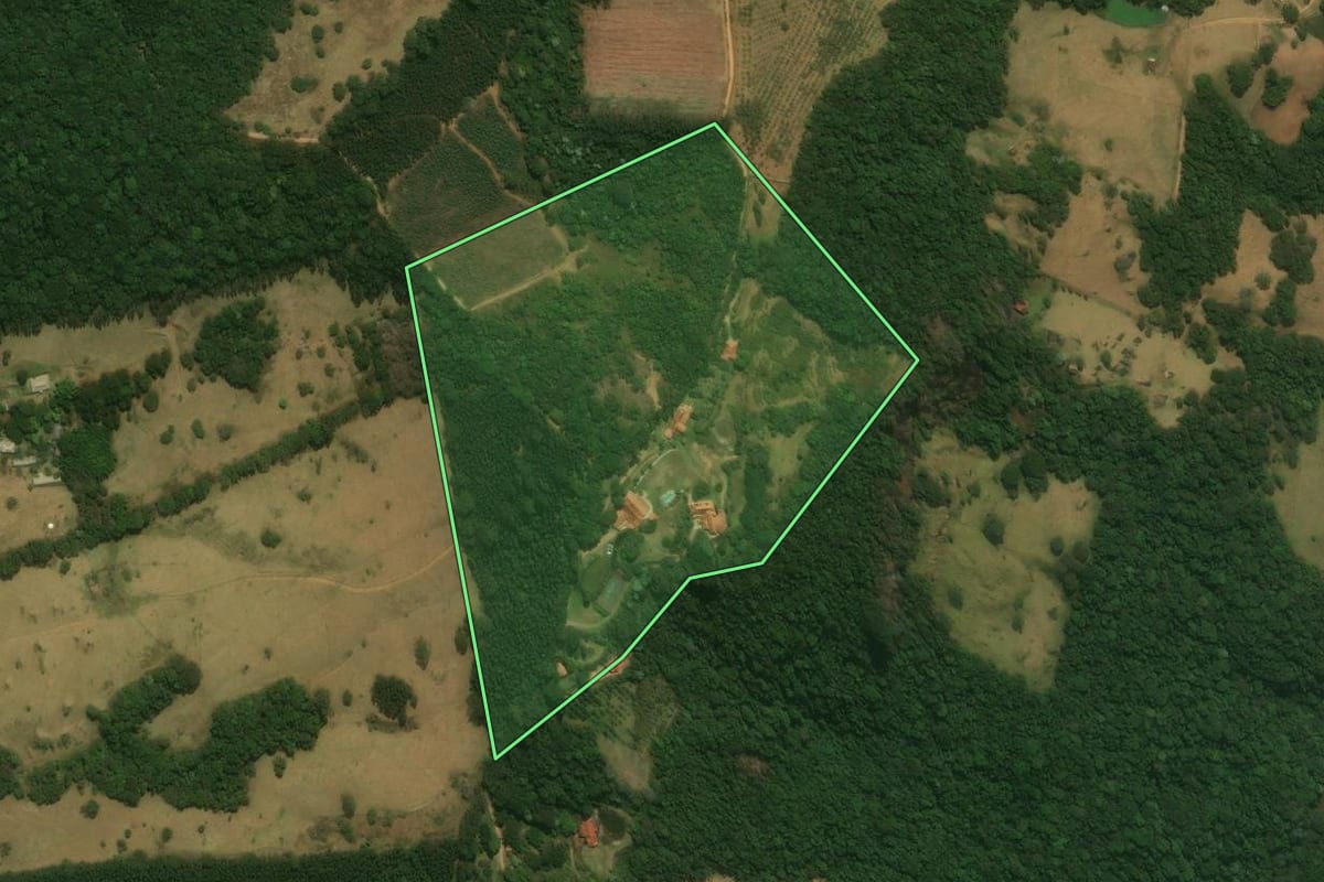 Imagem de satélite do imóvel rural em Pedra Bela (SP), com o contorno declarado no CAR desenhado por cima.