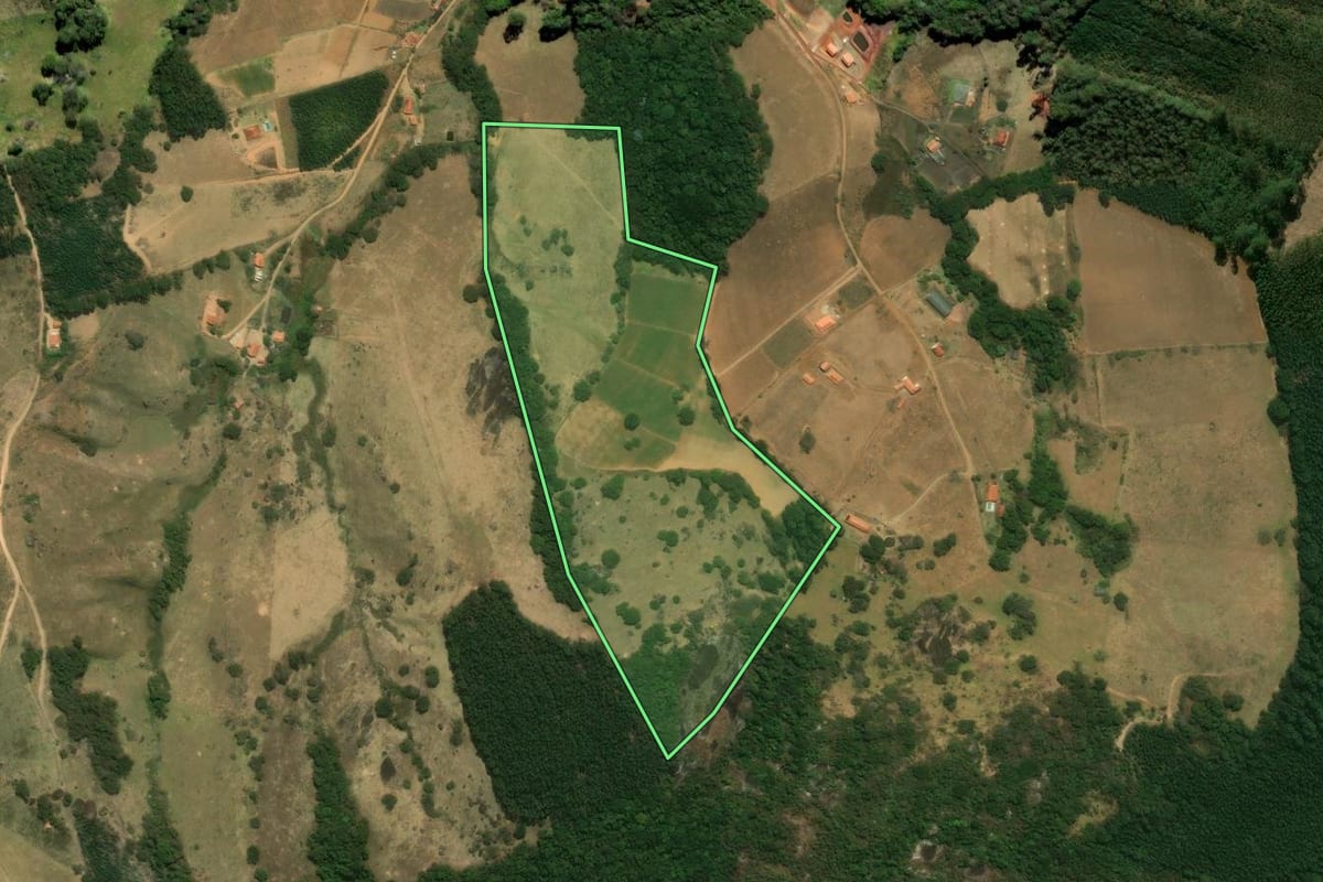 Imagem de satélite do imóvel rural em Pedra Bela (SP), com o contorno declarado no CAR desenhado por cima.